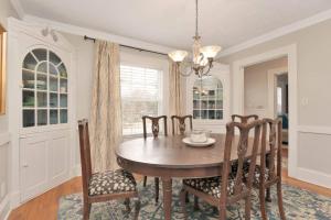 - une salle à manger avec une table et des chaises en bois dans l'établissement Coral Door, à Atlanta