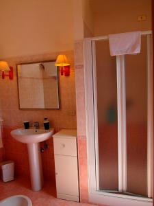 y baño con ducha y lavamanos. en B&B Casa Sanni, en Passignano sul Trasimeno