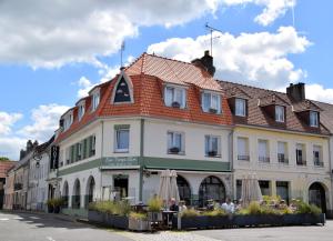 a large white building with a red roof at Aux Temps d'Em in Montreuil-sur-Mer