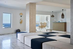 1 dormitorio con 1 cama grande y vistas al océano en Kouros Hotel & Suites, en Mykonos ciudad