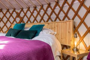 Voodi või voodid majutusasutuse Luxury Yurt with Hot Tub - pre-heated for your arrival toas