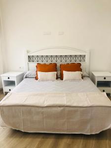 sypialnia z dużym łóżkiem i dwoma szafkami nocnymi w obiekcie Apartamento Fuerteventura w mieście Puerto del Rosario