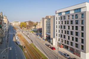widok ulicy miejskiej z budynkami i samochodami w obiekcie N23 Dwupoziomowy Apartament Łódź Centrum Wi-Fi Klimatyzacja w Łodzi