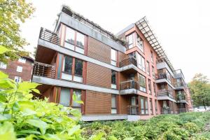 Un edificio alto de ladrillo con balcones. en Vallikraavi Home, en Tartu