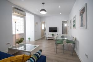 Televízia a/alebo spoločenská miestnosť v ubytovaní Apartamento Ooh La Lá Cádiz