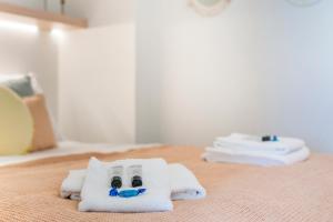 a towel animal made to look like a face on a bed at Moderne studio met fantastisch frontaal zeezicht in Nieuwpoort +6 photos