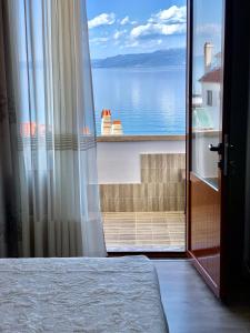 Schlafzimmer mit Meerblick vom Balkon in der Unterkunft Syzo Apartments in Pogradec