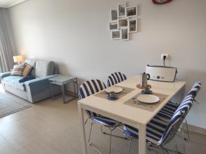 - un salon avec une table et des chaises dans l'établissement Tejita Playa, à Granadilla de Abona