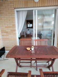 einen Holztisch und Stühle auf einer Terrasse in der Unterkunft Confort y Relax in Oropesa del Mar