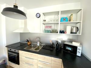 Kuchyňa alebo kuchynka v ubytovaní Apartman 001