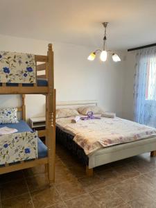 Postel nebo postele na pokoji v ubytování Villa Leona Palushaj + 37 fotografií