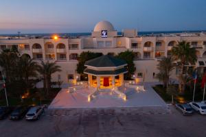 Vincci Dar Midoun في Djerba: اطلالة جوية على فندق مع مبنى