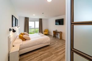 Postel nebo postele na pokoji v ubytování Alima Surf & Hotel