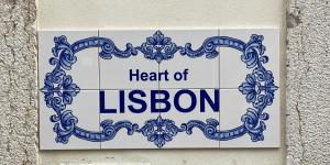 um sinal numa parede com as palavras coração de Lisboa em Heart of Lisbon em Lisboa