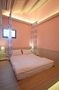 Postel nebo postele na pokoji v ubytování 台中后里御馬園民宿 麗寶樂園民宿
