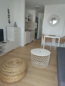 Kuchyňa alebo kuchynka v ubytovaní Apartment AYALGA - Pool view - Good Wifi - Smart TV-Residence Dunia IV