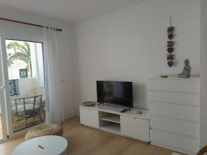 Televízia a/alebo spoločenská miestnosť v ubytovaní Apartment AYALGA - Pool view - Good Wifi - Smart TV-Residence Dunia IV