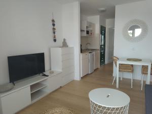 Televízia a/alebo spoločenská miestnosť v ubytovaní Apartment AYALGA - Pool view - Good Wifi - Smart TV-Residence Dunia IV