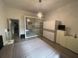 Schlafzimmer mit einem Bett, einer Kommode und einem Kühlschrank in der Unterkunft Appartamento San Martino in Spoleto