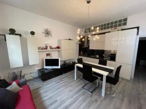 eine Küche und ein Wohnzimmer mit einem Tisch und Stühlen in der Unterkunft Appartamento San Martino in Spoleto