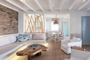 Zdjęcie z galerii obiektu Aura Homes, Villa on Sea - Saint Anna Beach w mieście Mykonos