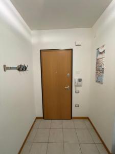 a brown door in a room with a tile floor at Appartamento Mare in Cavallino-Treporti