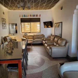 ein Wohnzimmer mit Sofas und einem Tisch in der Unterkunft Mowicribs Hotel and Spa in Entebbe