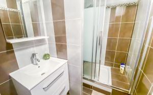 Kúpeľňa v ubytovaní "Le Cocon" Joli duplex à 5mn du Vieux Port