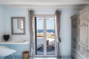 y baño con bañera y vistas al océano. en Aura Homes, Bungalow on Sea - Saint Anna Beach, en Mykonos ciudad
