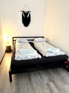 2 camas individuais num quarto com pisos em madeira em Central Boutique em Helsinque