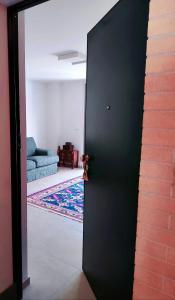 Una puerta que conduce a una habitación con sala de estar. en Dimora Deva en Pescara