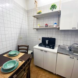 A kitchen or kitchenette at Marilù