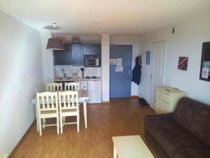 Kuchyňa alebo kuchynka v ubytovaní Appartement confortable à Besse - 40 m² avec balcon vue montagne