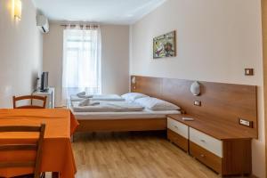 1 dormitorio con 1 cama con cabecero de madera en Apartments Liburnija en Opatija
