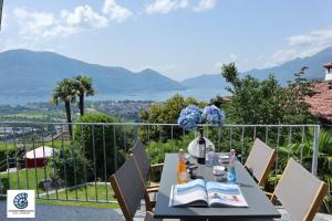 - une table à manger avec vue sur les montagnes dans l'établissement Casa Teatro Panoramico 5 Star Holiday House, à Locarno