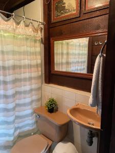 a bathroom with a toilet and a sink at Casa Campestre estilo Chalet Los Pirineos - Cerca a Cali in Cali