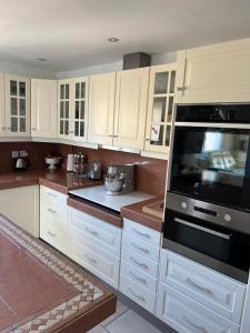Zdjęcie z galerii obiektu Haut de villa très bien équipé avec jardin, piscine, proche centre ville Sanary w mieście Sanary-sur-Mer