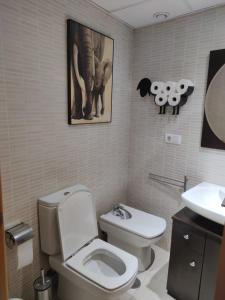 La salle de bains est pourvue de toilettes et d'une photo d'éléphant. dans l'établissement Costa Tropical City, à Motril