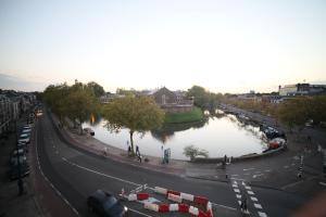 een uitzicht op een rivier met auto's op straat bij B&B de singel in Utrecht