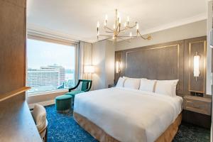 The Sutton Place Hotel Halifax客房内的一张或多张床位
