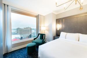 The Sutton Place Hotel Halifax客房内的一张或多张床位