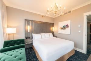 The Sutton Place Hotel Halifax客房内的一张或多张床位