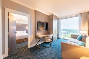 The Sutton Place Hotel Halifax客房内的一张或多张床位