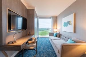The Sutton Place Hotel Halifax的电视和/或娱乐中心