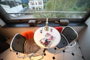uma mesa e cadeiras num quarto com uma janela em B&B de singel em Utrecht