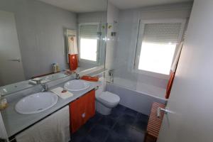 - Baño con 2 lavabos y aseo en ÁTICO CENTRO LOGROÑO VISTAS y garaje en Logroño