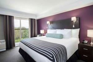 Кровать или кровати в номере Sandman Signature Kamloops Hotel