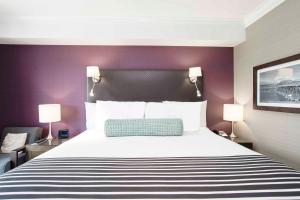 Postelja oz. postelje v sobi nastanitve Sandman Signature Kamloops Hotel