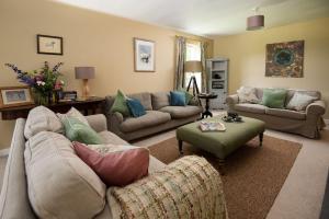 a living room with two couches and a couch at Pirnie Cottage in Kelso