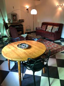 a living room with a table and a couch at T klein Kasteeltje Wetteren in Wetteren